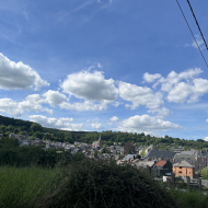 Extratrail - vue sur l'Abbaye de Stavelot - parcours de trail rouge et noir et tracé UTDS